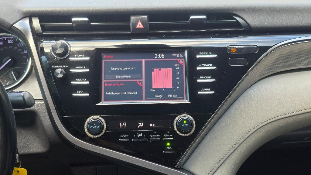 2019 Toyota Camry SE photo