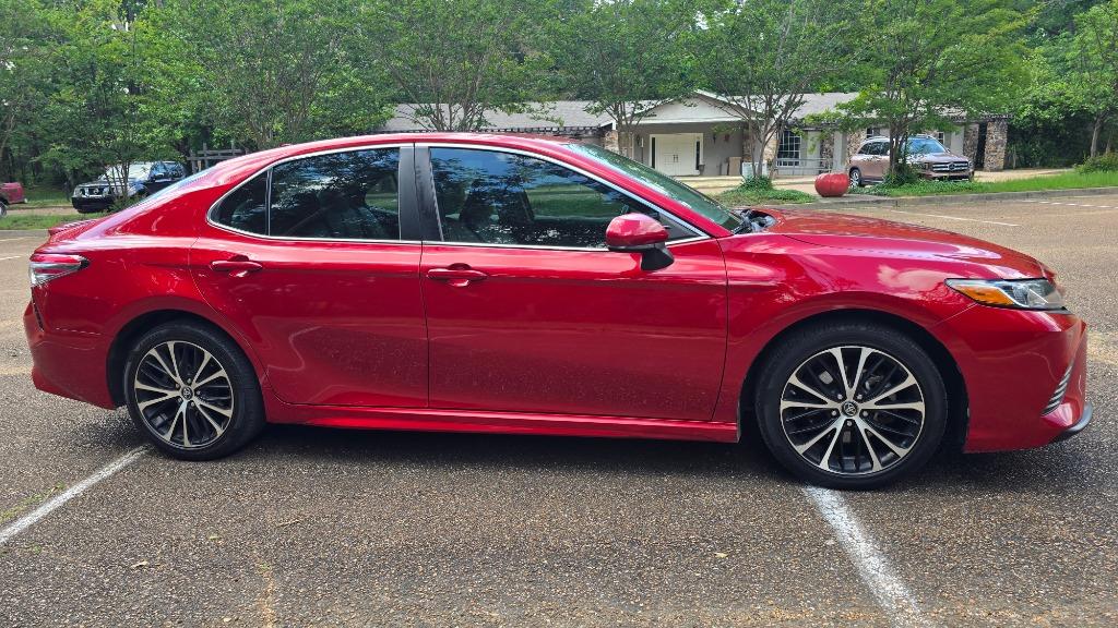 2019 Toyota Camry SE photo