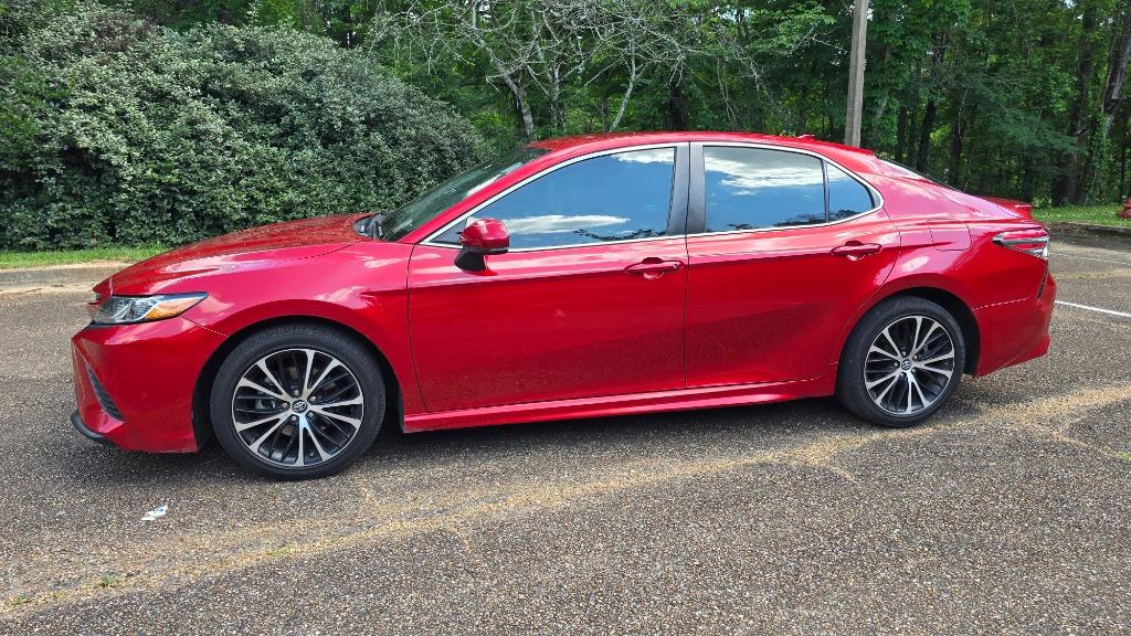 2019 Toyota Camry SE photo