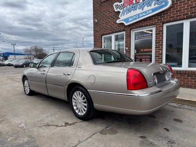 2003 Lincoln Town Car Executive photo