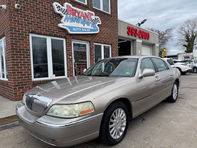 2003 Lincoln Town Car Executive photo