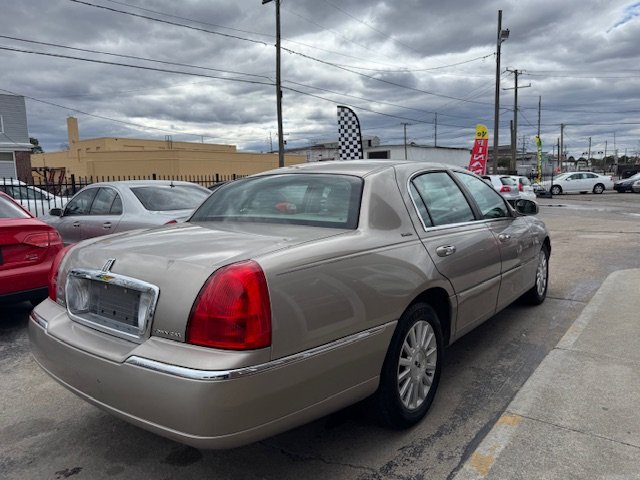 2003 Lincoln Town Car Executive photo