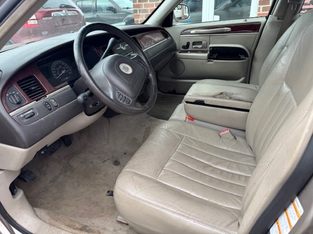 2003 Lincoln Town Car Executive photo