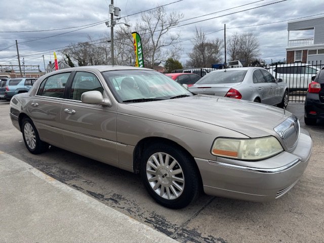 2003 Lincoln Town Car Executive photo