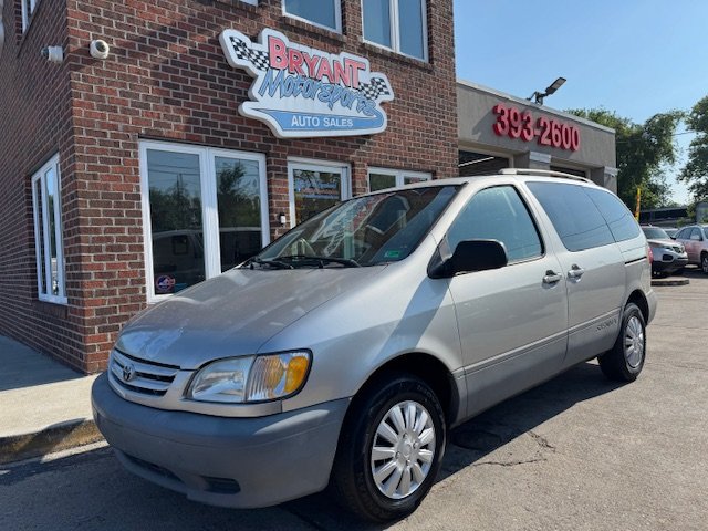 2002 Toyota Sienna LE photo