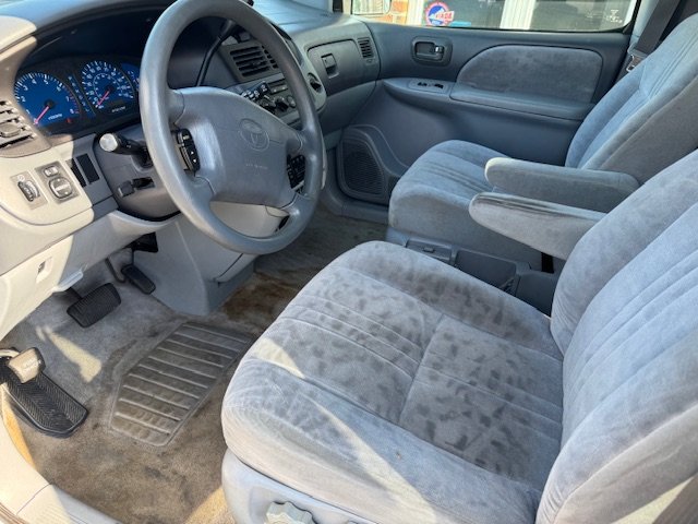 2002 Toyota Sienna LE photo