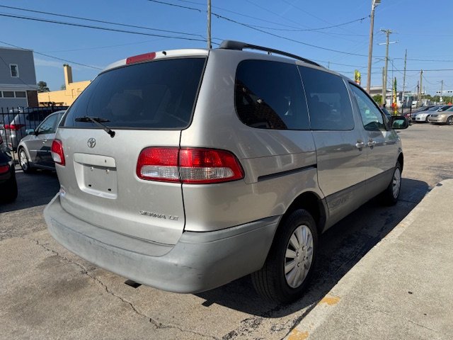 2002 Toyota Sienna LE photo