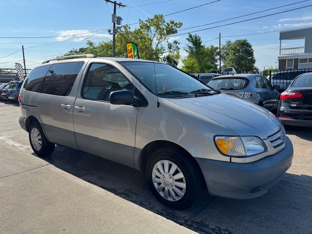 2002 Toyota Sienna LE photo