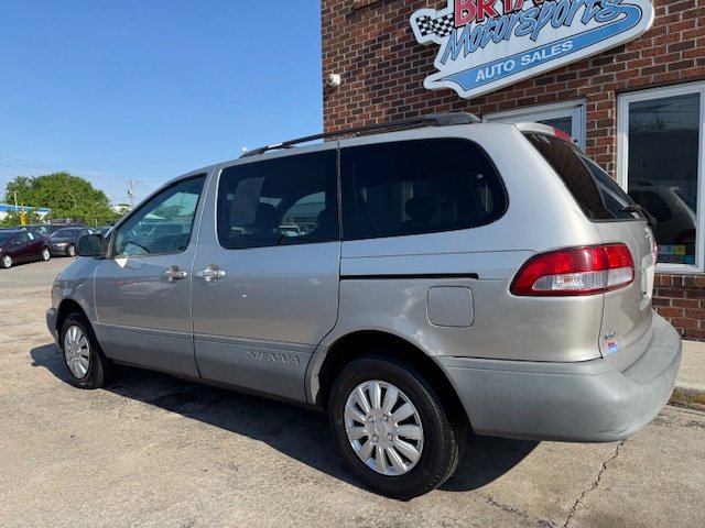 2002 Toyota Sienna LE photo