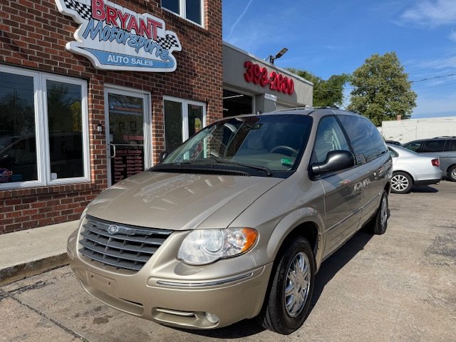 2005 Chrysler Town & Country Limited photo