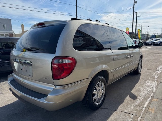 2005 Chrysler Town & Country Limited photo