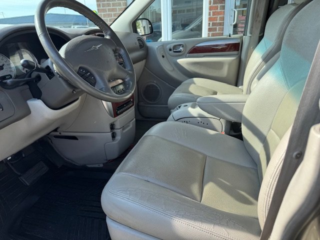 2005 Chrysler Town & Country Limited photo