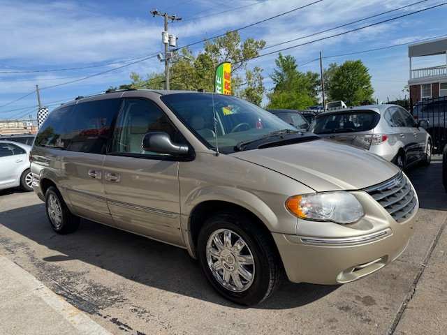 2005 Chrysler Town & Country Limited photo