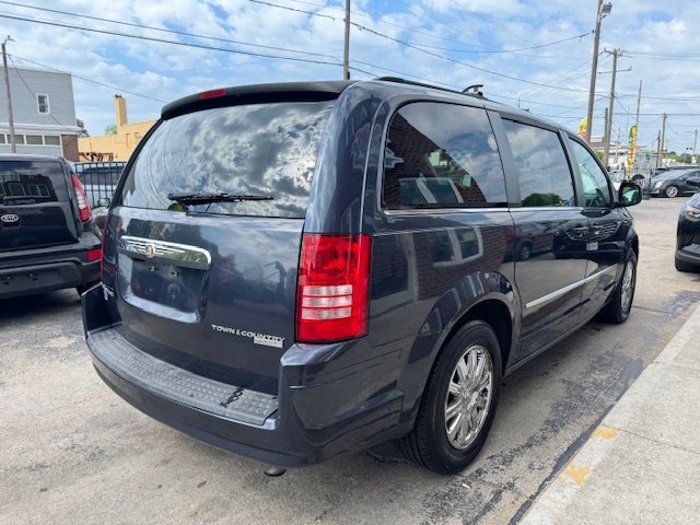 2009 Chrysler Town & Country Touring photo