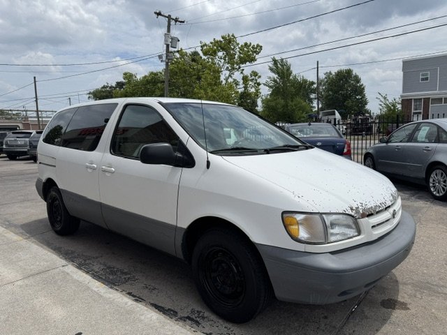 2000 Toyota Sienna - $2,295