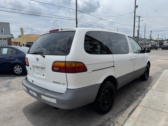 2000 Toyota Sienna - $2,295