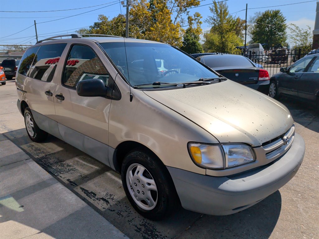 2000 Toyota Sienna - $1,950