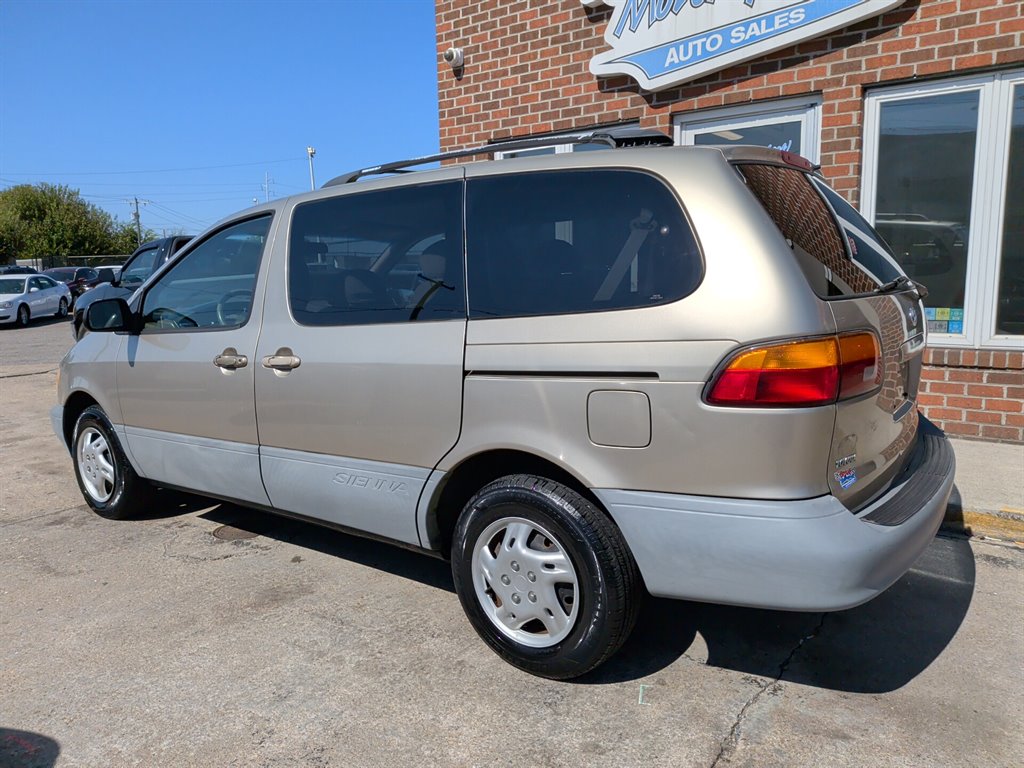 2000 Toyota Sienna - $1,950
