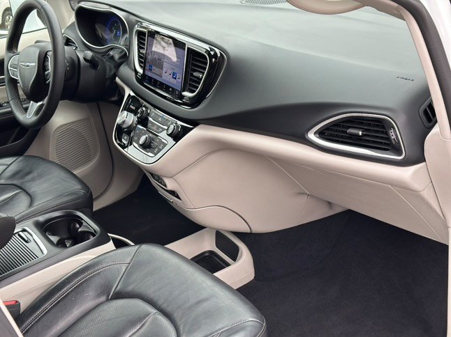 2022 Chrysler Pacifica Touring L photo