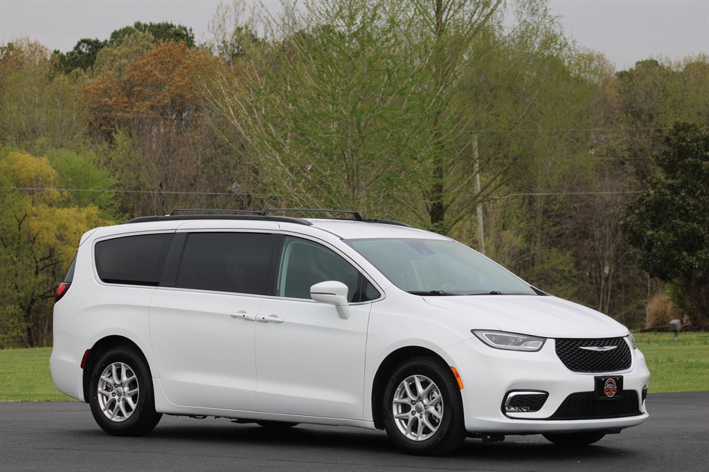 2022 Chrysler Pacifica Touring L photo