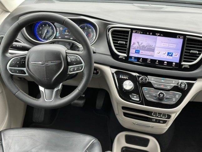2022 Chrysler Pacifica Touring L photo