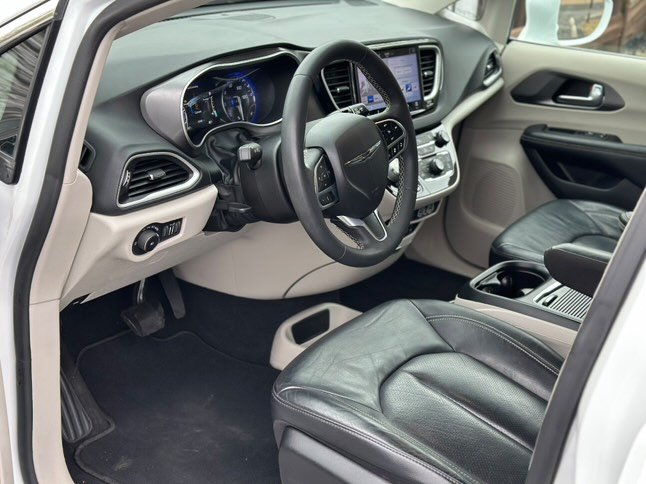 2022 Chrysler Pacifica Touring L photo