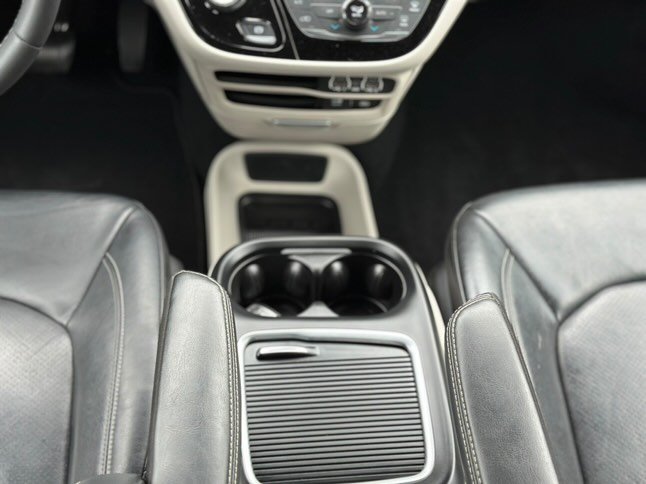 2022 Chrysler Pacifica Touring L photo