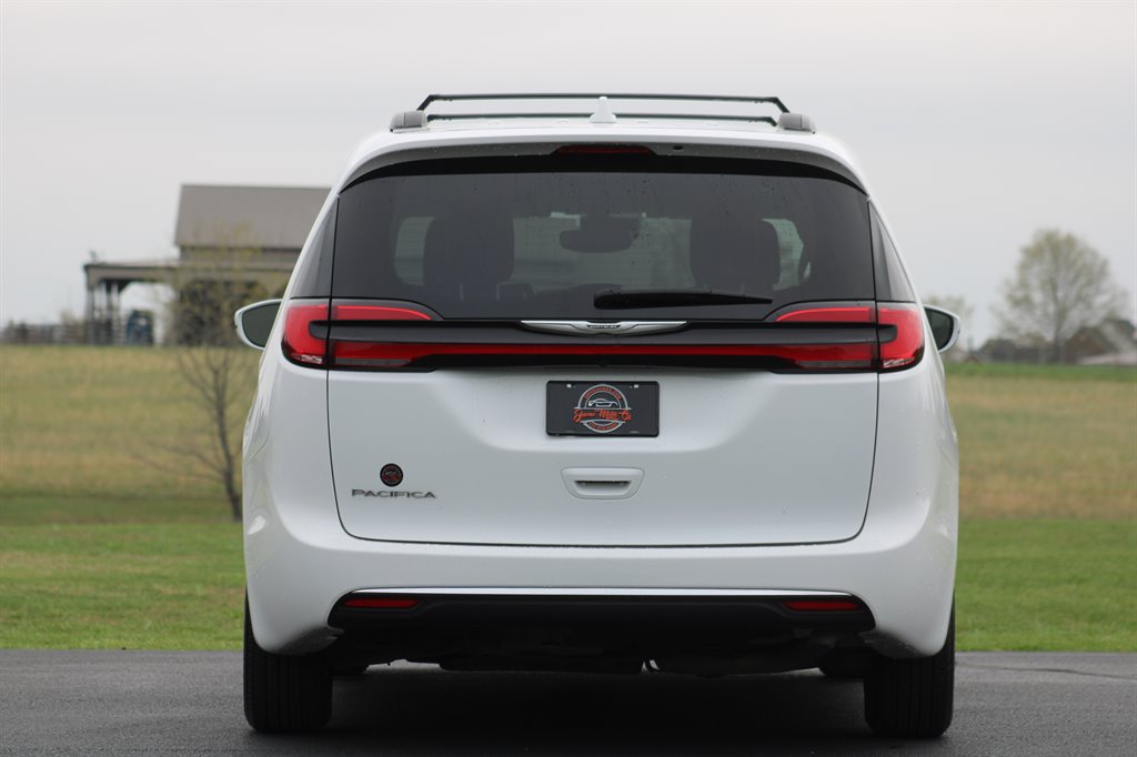 2022 Chrysler Pacifica Touring L photo