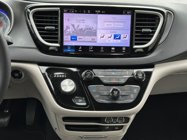 2022 Chrysler Pacifica Touring L photo