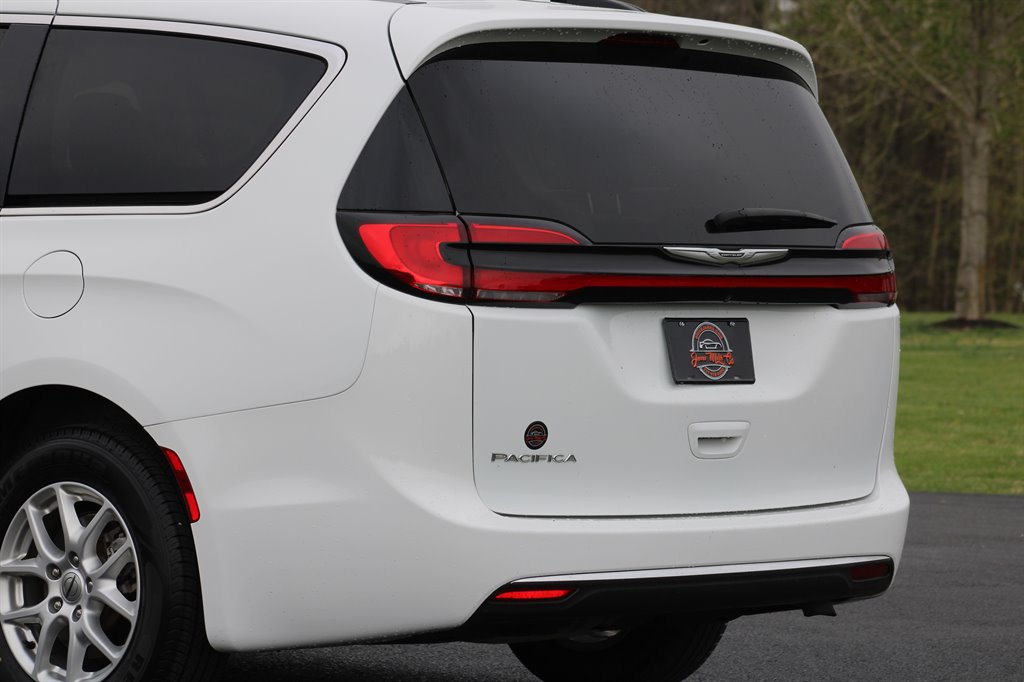 2022 Chrysler Pacifica Touring L photo