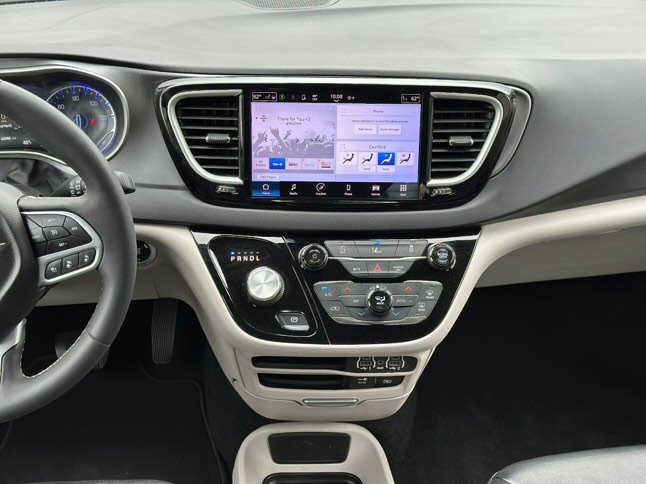 2022 Chrysler Pacifica Touring L photo