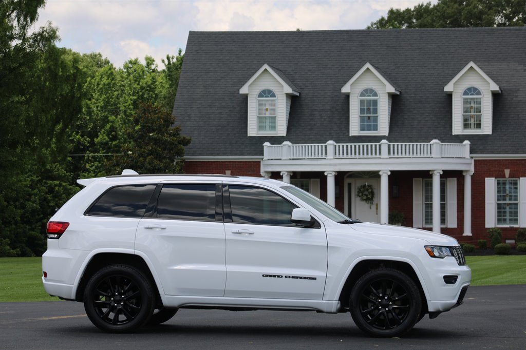 2017 Jeep Grand Cherokee Altitude  photo