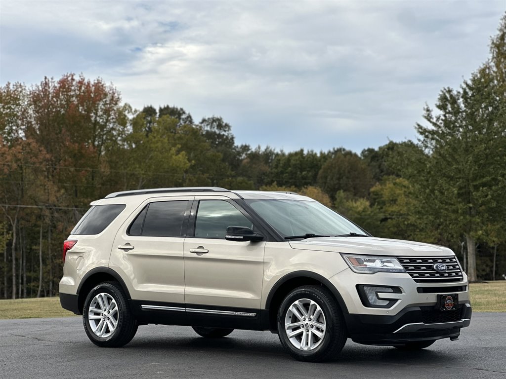 2017 Ford Explorer - $13,995
