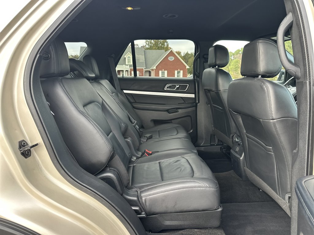 2017 Ford Explorer - $13,995