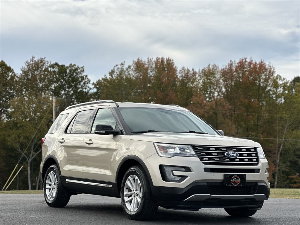 2017 Ford Explorer - $13,995