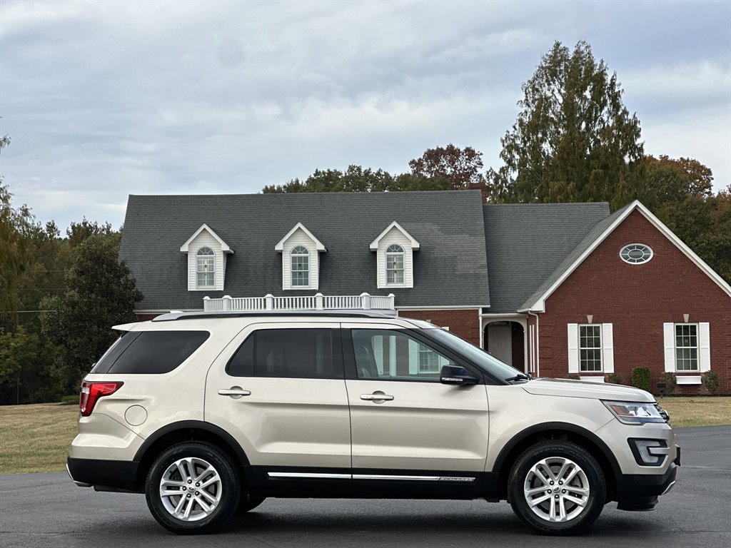 2017 Ford Explorer - $13,995