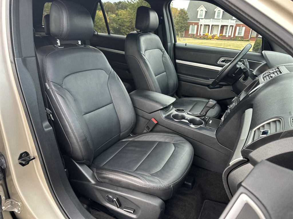 2017 Ford Explorer - $13,995