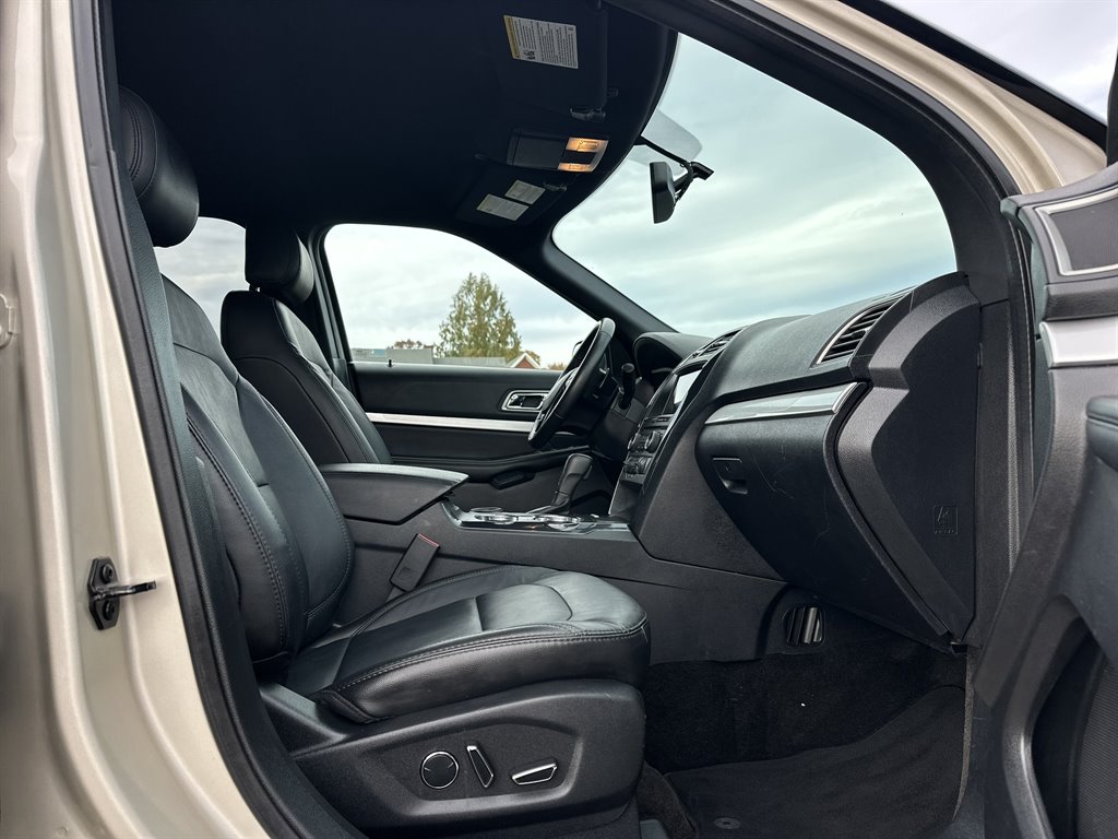 2017 Ford Explorer - $13,995