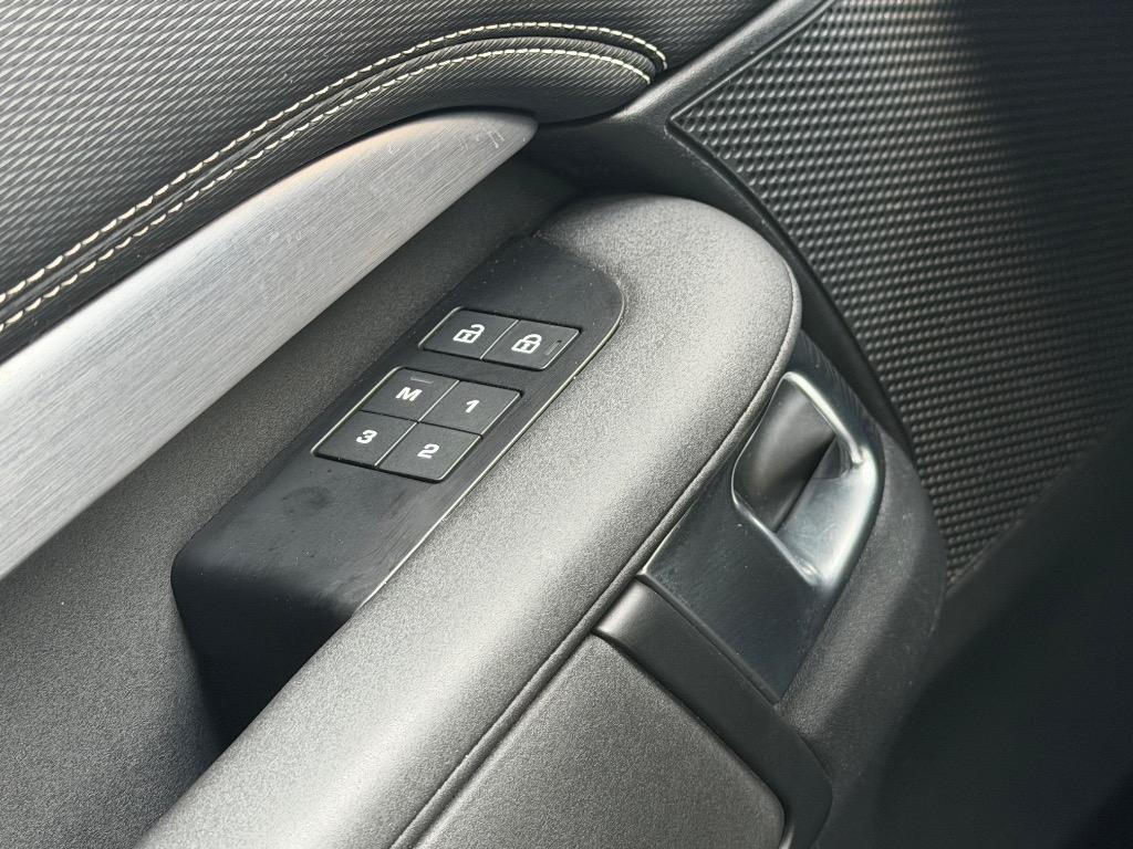 2022 Land Rover Discovery - $15,900