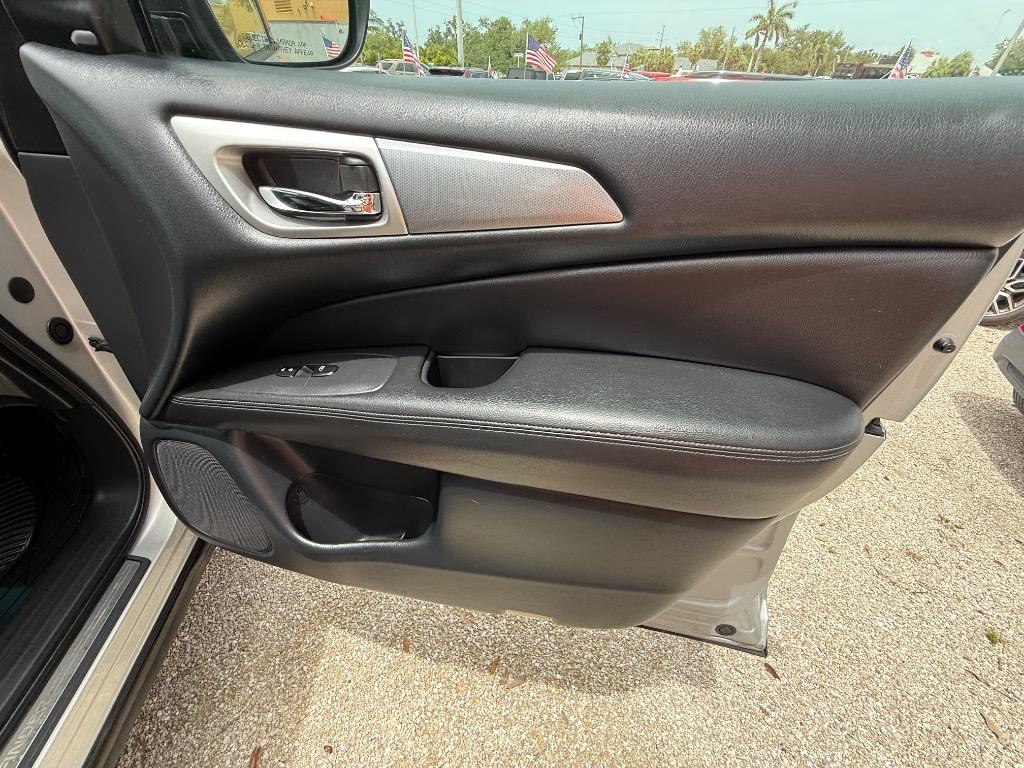 2020 Nissan Pathfinder SL photo