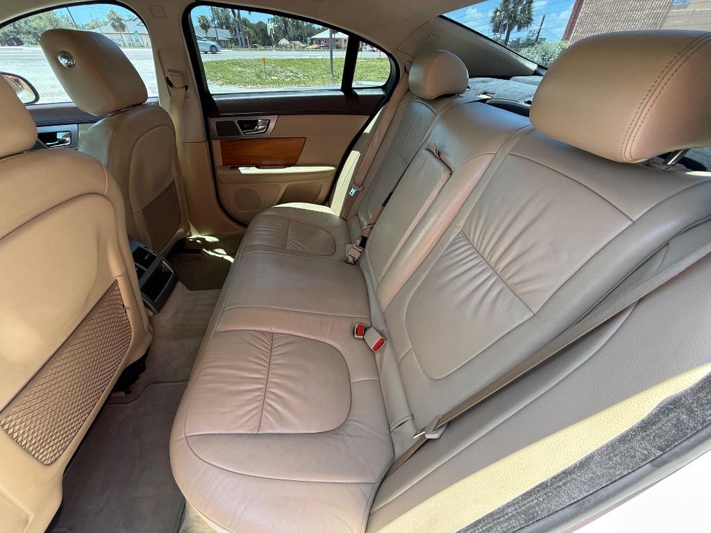 2010 Jaguar XF Luxury photo