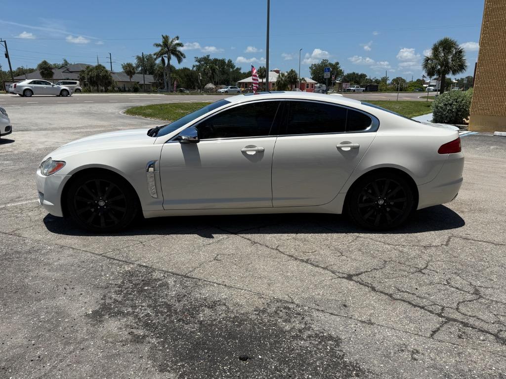2010 Jaguar XF Luxury photo