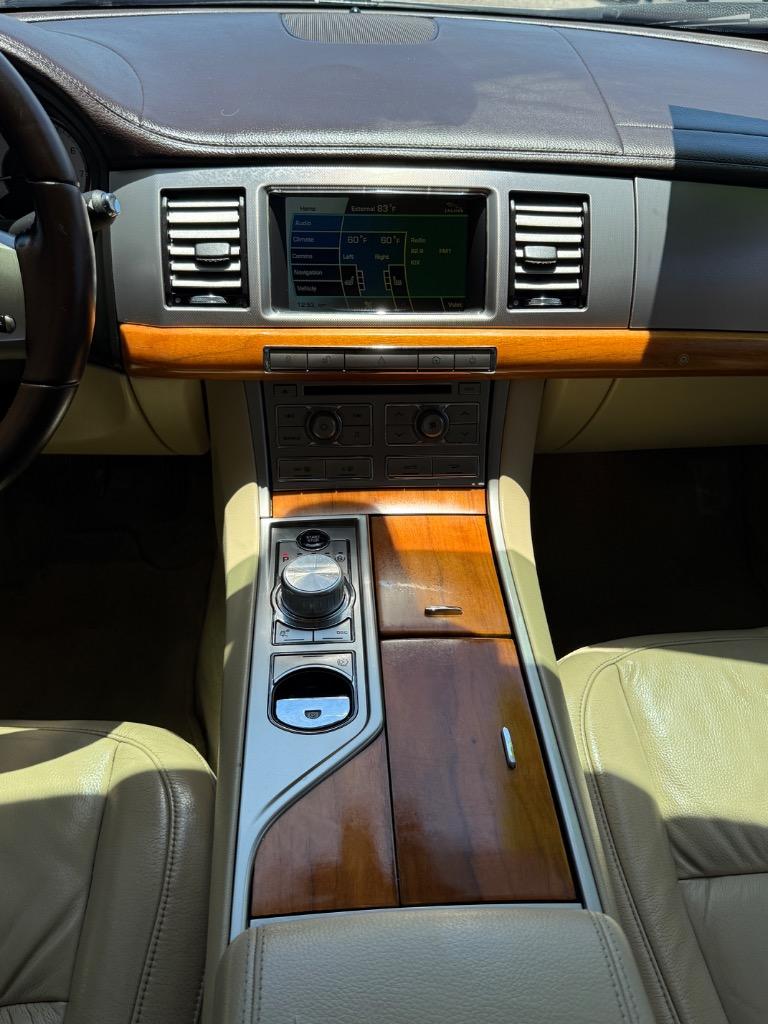 2010 Jaguar XF Luxury photo