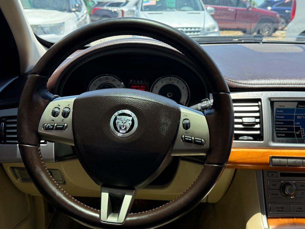 2010 Jaguar XF Luxury photo