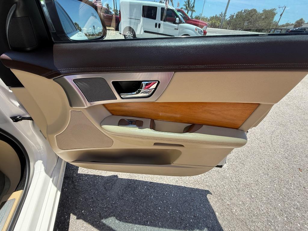 2010 Jaguar XF Luxury photo