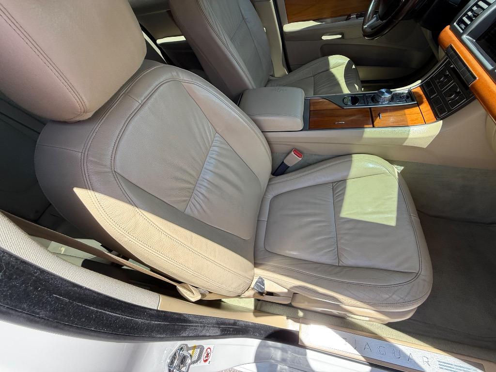 2010 Jaguar XF Luxury photo