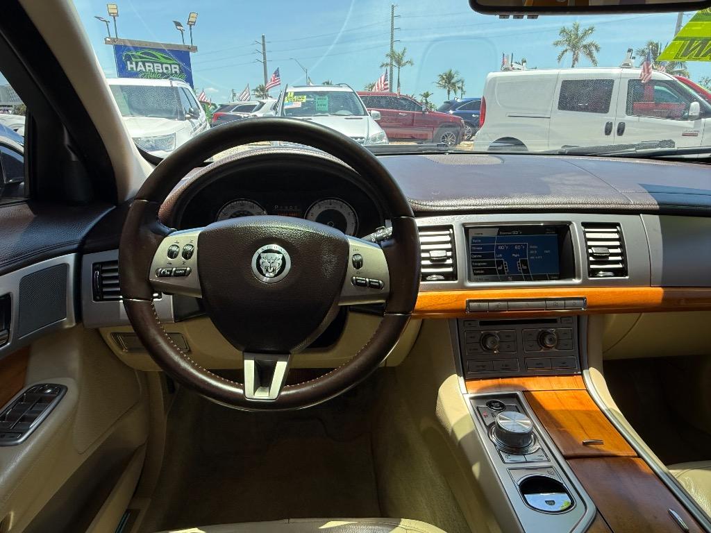 2010 Jaguar XF Luxury photo
