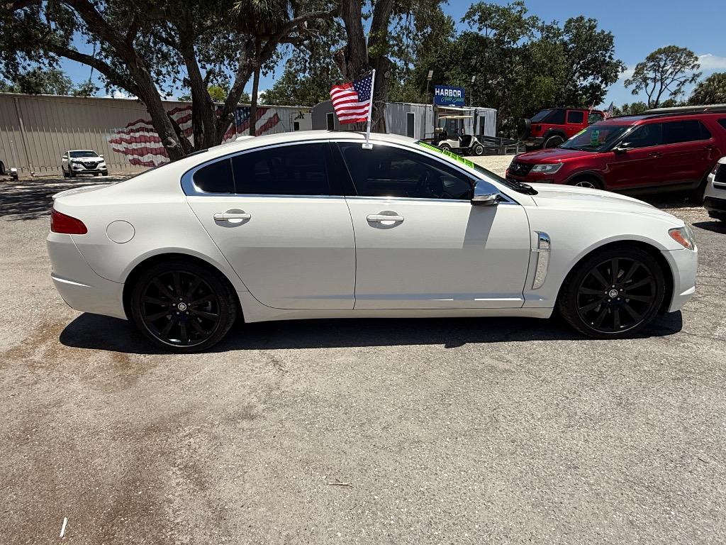 2010 Jaguar XF Luxury photo