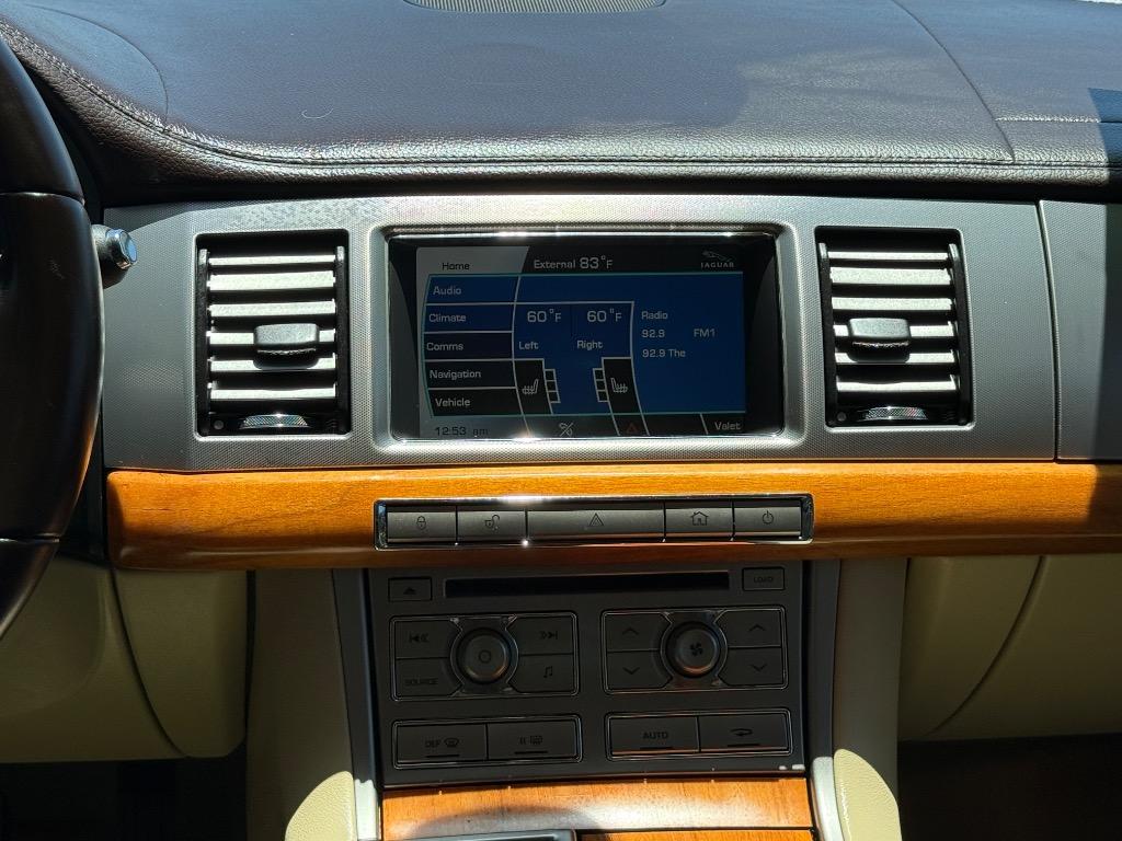 2010 Jaguar XF Luxury photo