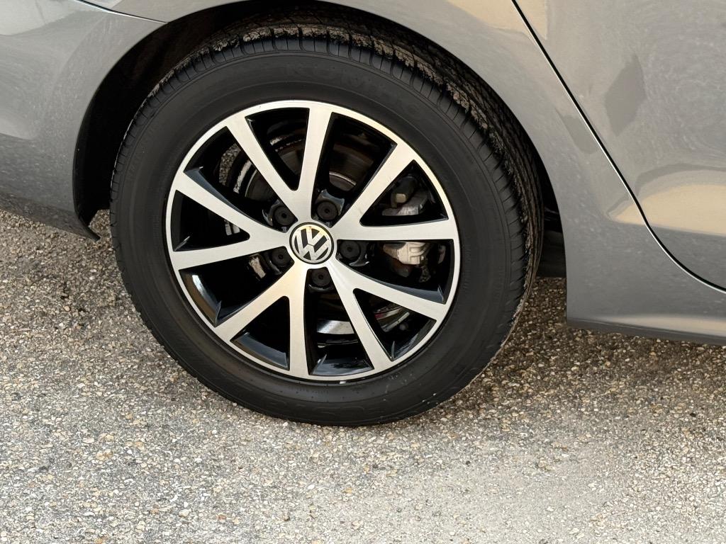 2017 Volkswagen Jetta - $10,990
